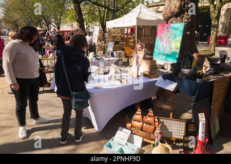 Cheltenham Antiques and Vintage Market, Straßenmarkt am Samstag auf der Promenade im Cheltenham Spa. Straßenverkäufer und Kleiderstände in der Nähe der georgianischen Terrassen von Stadthäusern in der Stadt Gloucestershire. UK. (134) Stockfoto