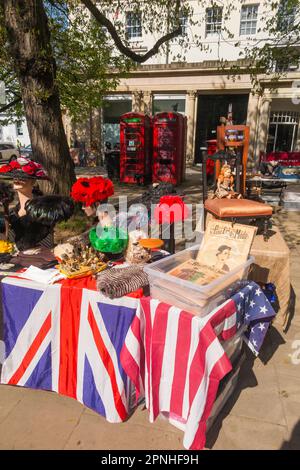 Cheltenham Antiques and Vintage Market, Straßenmarkt am Samstag auf der Promenade im Cheltenham Spa. Straßenverkäufer und Kleiderstände in der Nähe der georgianischen Terrassen von Stadthäusern in der Stadt Gloucestershire. UK. (134) Stockfoto