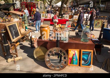 Cheltenham Antiques and Vintage Market, Straßenmarkt am Samstag auf der Promenade im Cheltenham Spa. Straßenverkäufer und Kleiderstände in der Nähe der georgianischen Terrassen von Stadthäusern in der Stadt Gloucestershire. UK. (134) Stockfoto