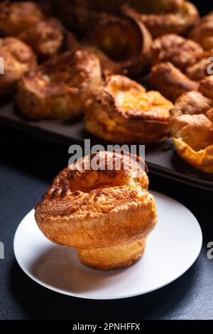 Speisekonzept hausgemachter Yorkshire Pudding auf schwarzem Hintergrund mit Kopierbereich Stockfoto