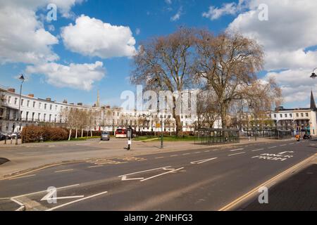 Royal Crescent, Cheltenham. GL50 3DA. UK. Die Häuser wurden c1806-10 gebaut. Es ist die älteste wichtige georgische Terrasse, die in Cheltenham gebaut wurde. UK. (134) Stockfoto