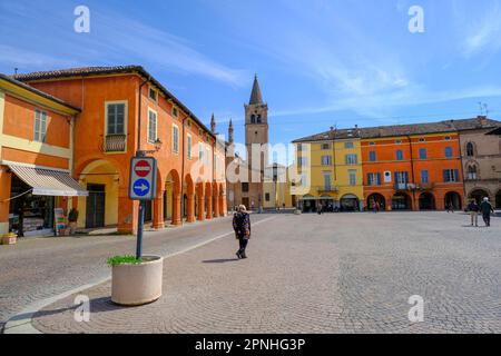 Der Platz Giuseppe Verdi über die farbenfrohen Gebäude und die Kathedrale in Busseto, Italien Stockfoto