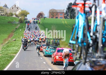 Huy, Belgien. 19. April 2023. Die Abbildung zeigt das Peloton während der 86. Ausgabe des Herrenrenrenrenrenrenrenrenrenrennen „La Fleche Wallonne“, ein eintägiges Radrennen (Waalse Pijl - Wallonischer Pfeil), 194, 2 km von Herve nach Huy, Mittwoch, 19. April 2023. BELGA FOTO DAVID PINTENS Kredit: Belga News Agency/Alamy Live News Stockfoto