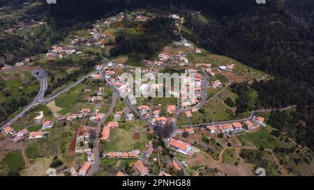 Luftaufnahme einer malerischen portugiesischen Stadt mit bunten Gebäuden, Häusern und Dächern zwischen sanften Hügeln Stockfoto