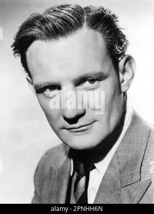 TREVOR HOWARD 1946 Porträt Publicity für einen DUNKLEN FREMDEN, Regisseur FRANK, DER Individualbilder WÄSCHT Stockfoto