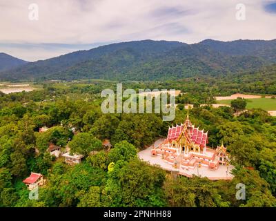 Chon Buri / Thailand / 23. Oktober 2020 : Wat Khao Mai Daeng, großartige Aussicht, Ruhe und Frieden in den Hügeln. Stockfoto