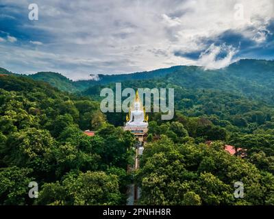 Nakhon Nayok, Thailand, 1. November 2020. Wat Sri Ka Ang, Phra Phuttha Chinnarat Buddha Statue ist das größte Modell in Thailand. Stockfoto