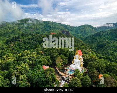 Nakhon Nayok, Thailand, 1. November 2020. Wat Sri Ka Ang, Phra Phuttha Chinnarat Buddha Statue ist das größte Modell in Thailand. Stockfoto