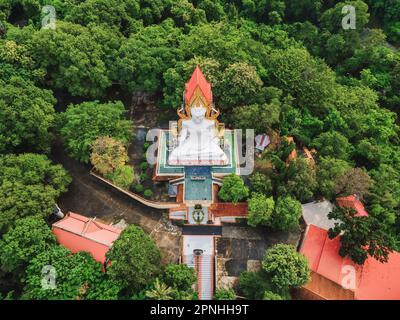 Nakhon Nayok, Thailand, 1. November 2020. Wat Sri Ka Ang, Phra Phuttha Chinnarat Buddha Statue ist das größte Modell in Thailand. Stockfoto