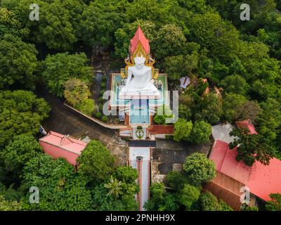 Nakhon Nayok, Thailand, 1. November 2020. Wat Sri Ka Ang, Phra Phuttha Chinnarat Buddha Statue ist das größte Modell in Thailand. Stockfoto