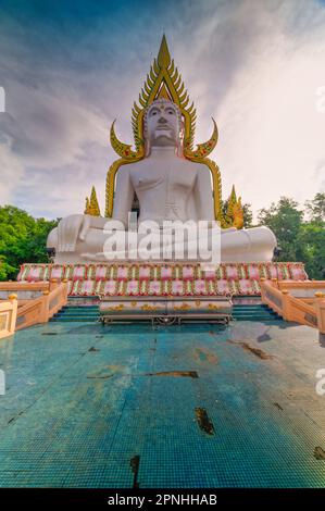 Nakhon Nayok, Thailand, 1. November 2020. Wat Sri Ka Ang, Phra Phuttha Chinnarat Buddha Statue ist das größte Modell in Thailand. Stockfoto