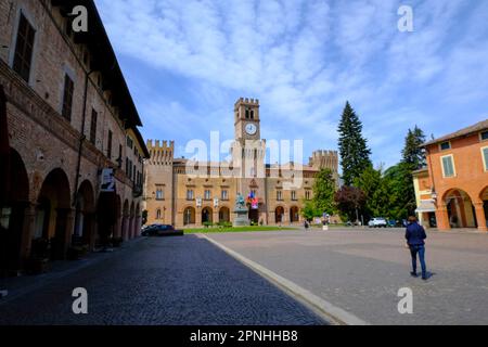 Platz Giuseppe Verdi gegenüber dem Gebäude des Theaters und der Turmuhr in Busseto, Italien Stockfoto