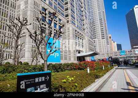 Tokyo Government Metropolitan Building mit einer kostenlosen Aussichtsplattform für Touristen, um die Metropolregionen Tokio, Japan, Asien, 2023 zu sehen Stockfoto