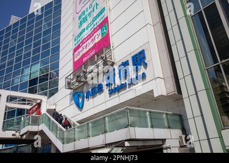 Shinjuku Bahnhof April 2023, Außenansicht und Eingang zum Shinjuku Bahnhof in Tokio, Japan Stockfoto