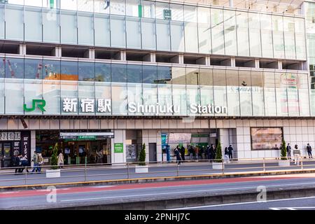 Shinjuku Bahnhof April 2023, Außenansicht und Eingang zum Shinjuku Bahnhof in Tokio, Japan Stockfoto