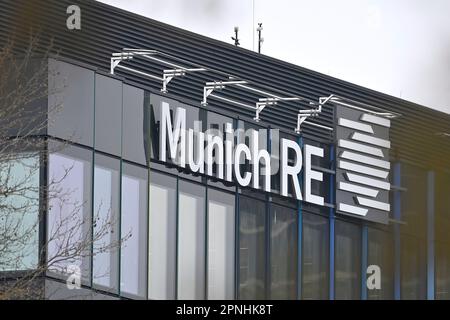 München, Deutschland. 19. April 2023. Schriftzug, Firmenlogo, Logo in München Schwabing. Gebäude, Fassade. München Re Group, Rückversicherung. ? Kredit: dpa/Alamy Live News Stockfoto