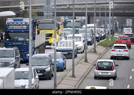 München, Deutschland. 19. April 2023. Starker Verkehr auf dem Halterring, Verkehrsfluss, Hauptstraße, Stau, Stop and Go, Mit dem Ringkampf, Straßenverkehr in München am 19. April 2023? Kredit: dpa/Alamy Live News Stockfoto