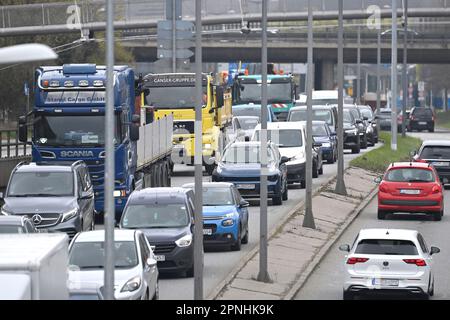 München, Deutschland. 19. April 2023. Starker Verkehr auf dem Halterring, Verkehrsfluss, Hauptstraße, Stau, Stop and Go, Mit dem Ringkampf, Straßenverkehr in München am 19. April 2023? Kredit: dpa/Alamy Live News Stockfoto