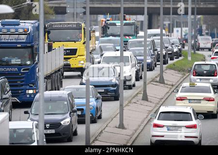 München, Deutschland. 19. April 2023. Starker Verkehr auf dem Halterring, Verkehrsfluss, Hauptstraße, Stau, Stop and Go, Mit dem Ringkampf, Straßenverkehr in München am 19. April 2023? Kredit: dpa/Alamy Live News Stockfoto