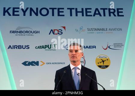 Verkehrsminister Mark Harper, MP, sprach nach seiner Teilnahme an der Tagung des Jet Zero Council auf dem Weltgipfel für nachhaltige Entwicklung in Farnborough. Netto-Null-Ziel Stockfoto