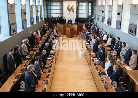 Das Bild zeigt eine Schweigeminute für Paul Furlan von PS, der letzte Woche im Alter von 60 Jahren zu Beginn einer Plenarsitzung des Wallonischen Parlaments am Mittwoch, den 19. April 2023 in Namur an einem Krebs gestorben ist. BELGA FOTO BRUNO FAHY Stockfoto