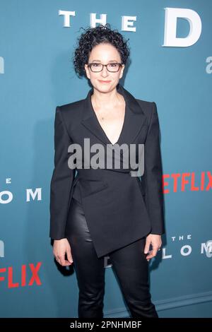 New York, New York, USA. 18. April 2023. (NEU) Netflix's "The Diplomat" New York Premiere. 18. April 2023, New York, New York, USA: Debora Cahn nimmt am 18. April 2023 in New York City an der New Yorker Premiere „The Diplomat“ Teil. (Kreditbild: © M10s/TheNEWS2 via ZUMA Press Wire) NUR REDAKTIONELLE VERWENDUNG! Nicht für den kommerziellen GEBRAUCH! Stockfoto