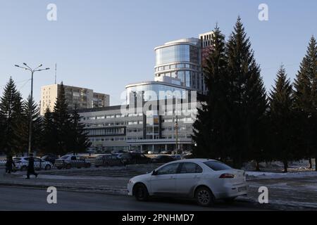 Glänzendes Gebäude im Zentrum von Jekaterinburg, Ural, Russland, in dem einige Büros untergebracht sind, z. B. das Ministerium für staatliche Immobilienverwaltung der Region Swerdlowsk Stockfoto