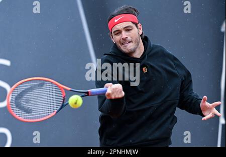 München, Deutschland. 19. April 2023. Tennis: ATP-Tour - München, Singles, Herren. Taylor Fritz (USA) übt auf einem Platz. Kredit: Sven Hoppe/dpa/Alamy Live News Stockfoto