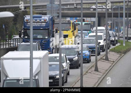 München, Deutschland. 19. April 2023. Starker Verkehr auf dem Halterring, Verkehrsfluss, Hauptstraße, Stau, Stop and Go, Mit dem Ringkampf, Straßenverkehr in München am 19. April 2023? Kredit: dpa/Alamy Live News Stockfoto