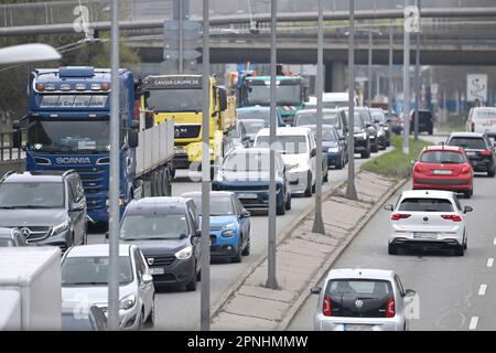 München, Deutschland. 19. April 2023. Starker Verkehr auf dem Halterring, Verkehrsfluss, Hauptstraße, Stau, Stop and Go, Mit dem Ringkampf, Straßenverkehr in München am 19. April 2023? Kredit: dpa/Alamy Live News Stockfoto