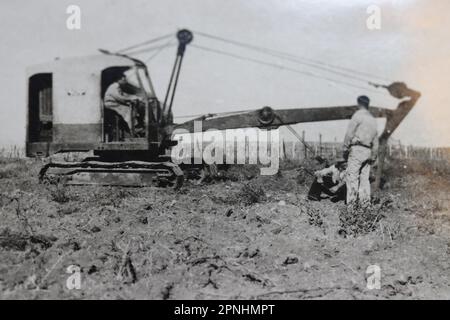 Räumung der Felder für landwirtschaftliche Arbeiten Yehi'am (Yehiam יְחִיעָם) ist ein Kibbuz im Norden Israels. Yehiam befindet sich im westlichen oberen Galiläa und wurde von einer Gruppe der sozialistischen zionistischen Hashomer Hatzair-Jugendbewegung gegründet Holocaust-Überlebende aus Ungarn und Mitglieder von Jishuv, die sich selbst Kibbutz HaSela Yehiam nannten, befinden sich neben den Ruinen der osmanischen Burg Jiddin, die auf der Kreuzritter-Burg Judin aus dem 13. Jahrhundert erbaut wurde. Am 26. November 1946 wurde Kibbutz Yehiam an der Stelle der mittelalterlichen Burg errichtet, wo zunächst nur die Männer ihren Wohnsitz in der Besetzung nahmen Stockfoto