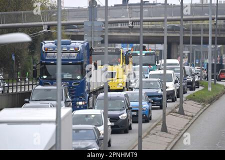 München, Deutschland. 19. April 2023. Starker Verkehr auf dem Halterring, Verkehrsfluss, Hauptstraße, Stau, Stop and Go, Mit dem Ringkampf, Straßenverkehr in München am 19. April 2023? Kredit: dpa/Alamy Live News Stockfoto