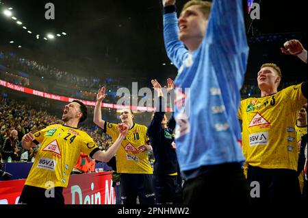 Finaljubilation RNL, Left to Right Patrick GROETZKI (RNL), Juri KNORR (RNL), Goalwart Joel BIRLEHM (RNL), Goalwart David SPAETH (Spath) (RNL) Finale, Rhein-Neckar Loewen (RNL) vs SC Magdeburg (MD) 36:24, am 16. April 2023 16., Köln. April 2023 2023. Handball, DHB 4. April 15. Stockfoto