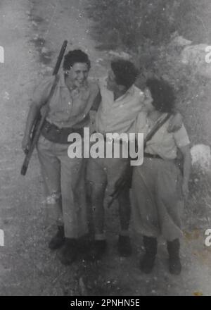 Soldaten-Frauen in Yehi'am (Yehiam יְחִיעָם) sind ein Kibbuz im Norden Israels. Yehiam befindet sich im westlichen oberen Galiläa und wurde von einer Gruppe der sozialistischen zionistischen Hashomer Hatzair-Jugendbewegung gegründet Holocaust-Überlebende aus Ungarn und Mitglieder von Jishuv, die sich selbst Kibbutz HaSela Yehiam nannten, befinden sich neben den Ruinen der osmanischen Burg Jiddin, die auf der Kreuzritter-Burg Judin aus dem 13. Jahrhundert erbaut wurde. Am 26. November 1946 wurde Kibbutz Yehiam an der Stelle der mittelalterlichen Burg errichtet, wo nur die Männer ihren Wohnsitz nahmen, zunächst innerhalb der Burg und dann in Zelten Stockfoto