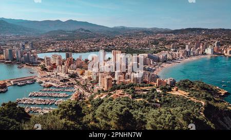 Panorama der Stadt Calpe, Provinz Alicante, vom Penon de Ifach aus gesehen. Sommerurlaub an der Costa Blanca. Strände und Hafen mit Booten und Sie Stockfoto