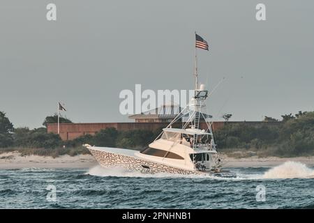 Ein großes Fischereifahrzeug fährt durch das zerklüftete Wasser des offenen Ozeans Stockfoto