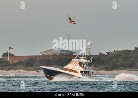 Ein großes Fischereifahrzeug fährt durch das zerklüftete Wasser des offenen Ozeans Stockfoto