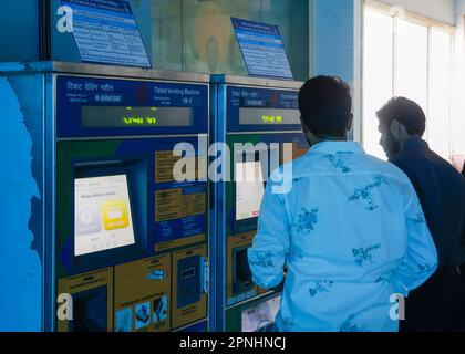 Ticketautomat an der Ramakrishna Ashram Marg Metro Station in Delhi, Indien. Stockfoto