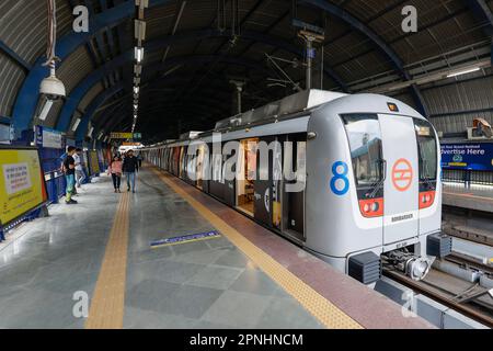 Warten auf den Zug an der Ramakrishna Ashram Marg Metro Station Delhi, Indien Stockfoto