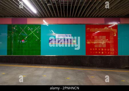 Kunstwerke in der U-Bahn-Station Dilli Haat - INA in Delhi, Indien Stockfoto