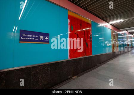 Kunstwerke in der U-Bahn-Station Dilli Haat - INA in Delhi, Indien Stockfoto