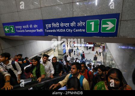 Leute, die die Rolltreppe bei Dilli Haat - INA U-Bahnstation in Delhi, Indien, nehmen Stockfoto