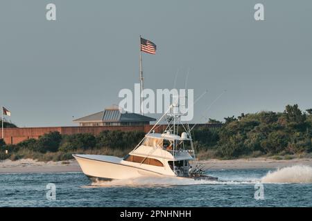 Ein großes Fischereifahrzeug fährt durch das zerklüftete Wasser des offenen Ozeans Stockfoto