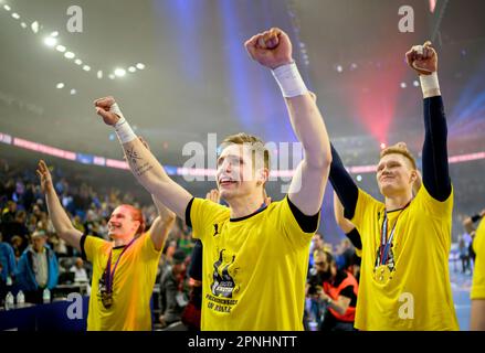 Final Jubilation RNL, Left to Right Juri KNORR (RNL), Goalwart Joel BIRLEHM (RNL), Goalwart David SPAETH (Spath) (RNL), final, Rhein-Neckar Loewen (RNL) vs SC Magdeburg (MD) 36:24 NS, am 16. April 2023 16. Handball DHB Cup Final Four, Deutschland, 2023 2023. April 15. Stockfoto