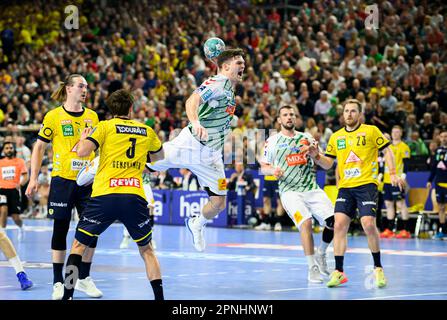 Von links nach rechts Lukas NILSSON (RNL), Uwe GENSHEIMER (RNL), Kay SMITS (MD), Lucas MEISTER (MD), Albin LAGERGREN (RNL), Wurf, Action, Duels, Finale, Rhein-Neckar Loewen (RNL) vs SC Magdeburg (MD) 36:24 NS, am 16. April 2023 Handball DHB Cup Final Four 2023, vom 15. Bis 16. April 2023 in Köln/Deutschland. Stockfoto