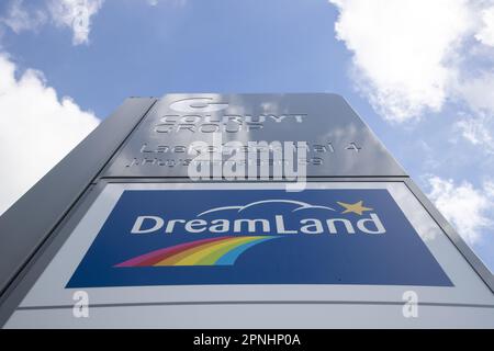 Lot, Belgien. 19. April 2023. Abbildung zeigt den Hauptsitz der Dreamland- und Dreambaby-Geschäfte der Colruyt-Gruppe am Mittwoch, den 19. April 2023. Discounter Colruyt kündigte die Schließung eines der Dreamland-Spielwarenläden und 5 der Dreambaby-Babywarenläden an, wodurch die Arbeitsplätze von bis zu 192 Personen bei insgesamt etwa 1100 Personen bedroht werden. BELGA FOTO NICOLAS MAETERLINCK Kredit: Belga News Agency/Alamy Live News Stockfoto