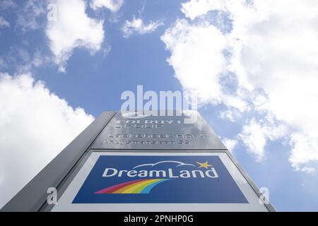 Lot, Belgien. 19. April 2023. Abbildung zeigt den Hauptsitz der Dreamland- und Dreambaby-Geschäfte der Colruyt-Gruppe am Mittwoch, den 19. April 2023. Discounter Colruyt kündigte die Schließung eines der Dreamland-Spielwarenläden und 5 der Dreambaby-Babywarenläden an, wodurch die Arbeitsplätze von bis zu 192 Personen bei insgesamt etwa 1100 Personen bedroht werden. BELGA FOTO NICOLAS MAETERLINCK Kredit: Belga News Agency/Alamy Live News Stockfoto