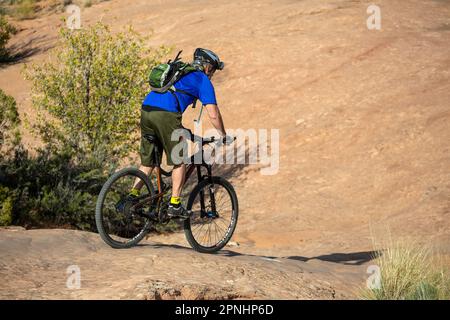 Mountain-Bike-Fahrer, Slickrock Trail, Sand Wohnungen Recreation Area, Moab, Utah, USA Stockfoto