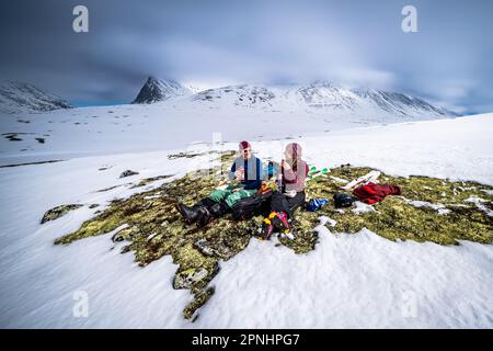 Genießen Sie ein Picknick zwischen Skiabfahrten im Rondane National Park, Norwegen Stockfoto