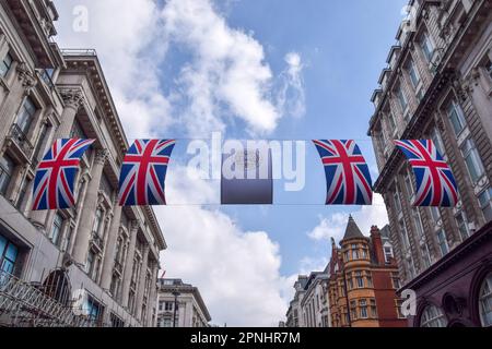 London, England, Großbritannien. 19. April 2023. Union Jacks und Krönungsbanner wurden in der Oxford Street installiert, um die Krönung von König Karl III. Und Königin Camilla, die am 6. Mai stattfindet, um London herum voranzutreiben. (Kreditbild: © Vuk Valcic/ZUMA Press Wire) NUR REDAKTIONELLE VERWENDUNG! Nicht für den kommerziellen GEBRAUCH! Stockfoto